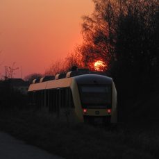 ... og toget kører mod solnedgangen