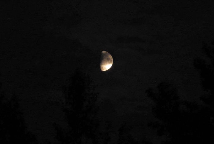 På fri hånd, månekraterskygger ses bagved tynde natteskyer
