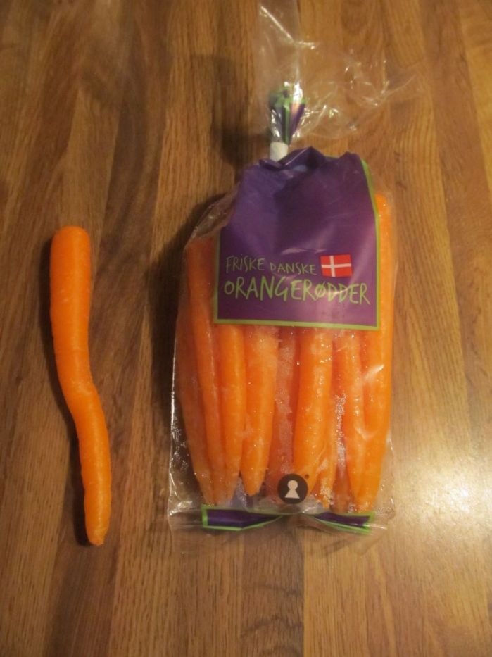 Orangerødder står der på violet baggrund - normal pris 10 kr. pakken - er det produktudvikling eller er det en gammel tradition?