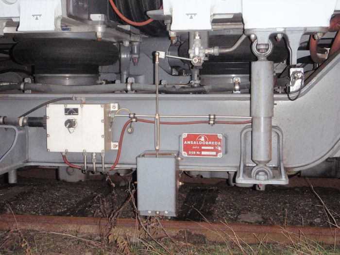 Bogi mellem to vogne i IC4 tog - der ses to store gummiklodser