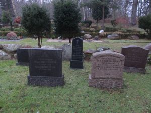 Smukke gravsten i alderen 50+ år får lov at blive stående i en lille mindeplæne